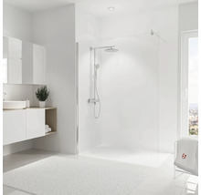 Helles Badezimmer mit Dusche, Waschbecken und Spiegel