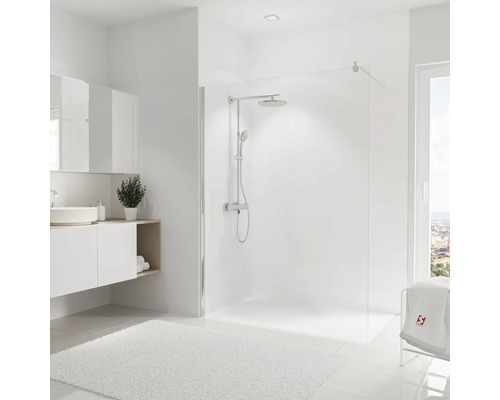 Helles Badezimmer mit Dusche, Waschbecken und Spiegel