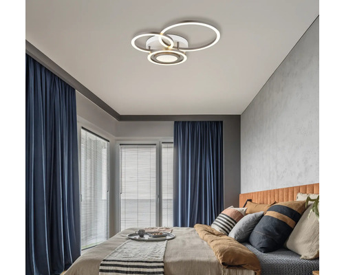 Schlafzimmer mit modernem Design und kreisförmiger LED Deckenleuchte.