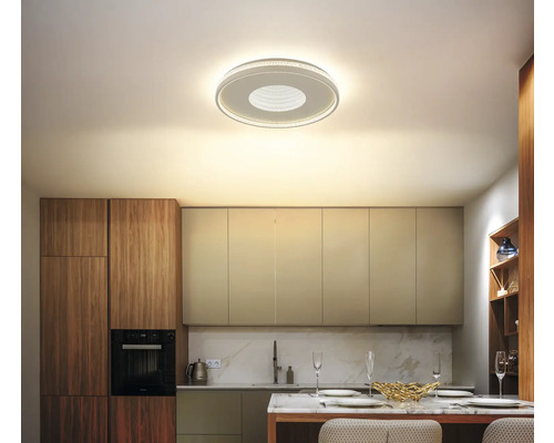 Runde Deckenleuchte in moderner Küche mit Küchenschränken und Esstisch.