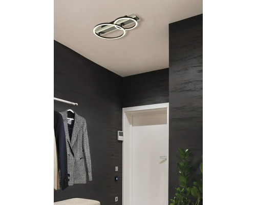 Zimmer mit runder Deckenleuchte