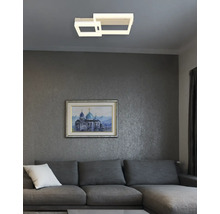 Deckenleuchte mit rechteckigem Design über einem grauen Wohnzimmer.