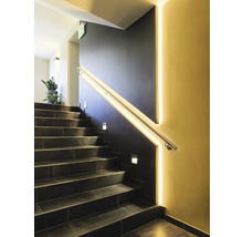 Treppenhaus mit Treppe, Handlauf und Beleuchtung