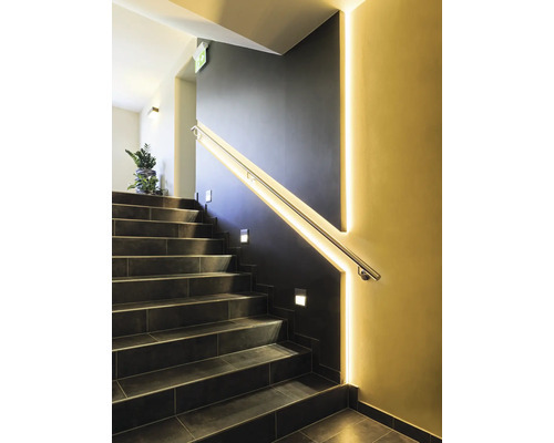 Treppenhaus mit Treppe, Handlauf und Beleuchtung