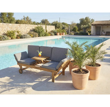 Drei-Personen-Gartenbank aus Holz mit grauen Kissen, ausklappbarem Tisch und Rädern neben einem Pool