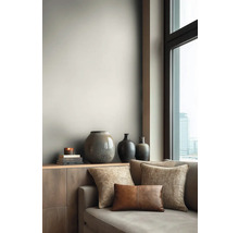 Wohnzimmer mit Sofa, Kissen und dekorativen Vasen auf einem Sideboard