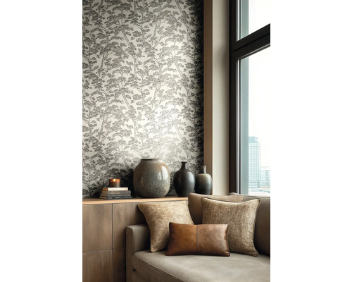 Vliestapete mit Kiefernbaummuster in einem Wohnzimmer mit Sofa, Zierkissen und Keramikvasen auf einem Sideboard neben einem Fenster.