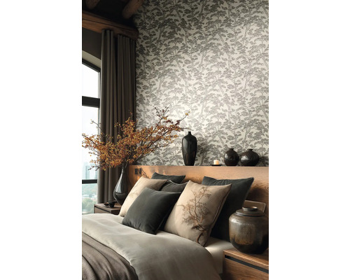 Modernes Schlafzimmer mit Vliestapete im Wald-Design, Holzbett mit grauen und beigen Kissen sowie dekorativen Vasen.