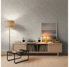 Wohnzimmer mit gemusterter Tapete, Holzboden und Möbeln