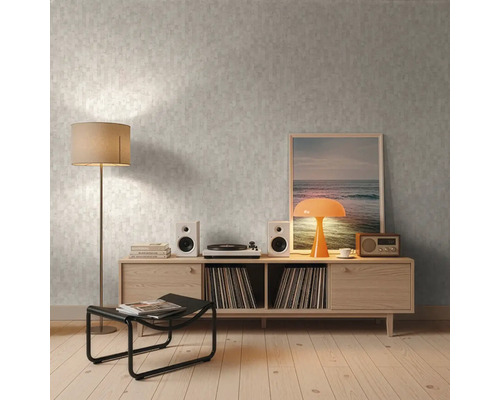 Wohnzimmer mit gemusterter Tapete, Holzboden und Möbeln