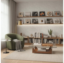 Wohnzimmer mit Sessel, Couchtisch und Bücherregal unter Schallplattensammlung