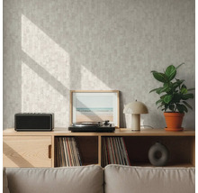 Wohnzimmer mit gemusterter Tapete, Holzregal, Lautsprecher, Plattenspieler, Lampe, gerahmtem Bild, Zimmerpflanze und Schallplatten