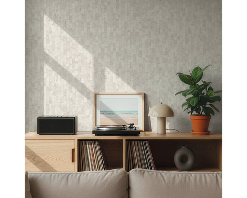 Wohnzimmer mit gemusterter Tapete, Holzregal, Lautsprecher, Plattenspieler, Lampe, gerahmtem Bild, Zimmerpflanze und Schallplatten