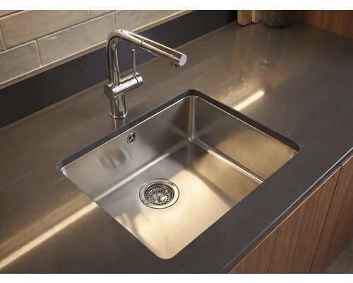 Edelstahlspüle mit Wasserhahn in einer Küchenarbeitsplatte