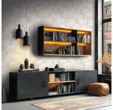 Modernes Wohnzimmer mit beleuchtetem Wandregal aus Holz und schwarzem Sideboard im Industrial-Stil vor einer Wand mit geometrischem Muster.