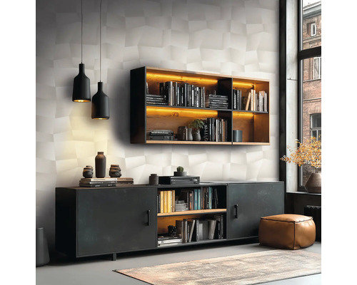Modernes Wohnzimmer mit beleuchtetem Wandregal aus Holz und schwarzem Sideboard im Industrial-Stil vor einer Wand mit geometrischem Muster.