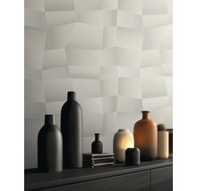 Moderne Strukturtapete mit dreidimensionalem Polygon-Muster in Hellgrau, dekoriert mit verschiedenen Vasen auf einem Sideboard.