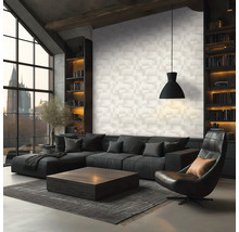 Modernes Wohnzimmer mit geometrischer 3D-Effekt-Tapete, dunklem Sofa, Couchtisch aus Holz und großem Fenster im Industrie-Stil.
