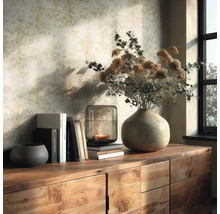 Dekoratives Interieur mit Tapete, Holztisch, Vase, Blumen und Kerze.