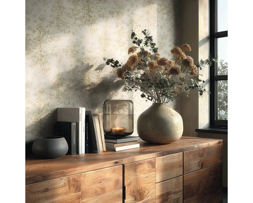 Dekoratives Interieur mit Tapete, Holztisch, Vase, Blumen und Kerze.