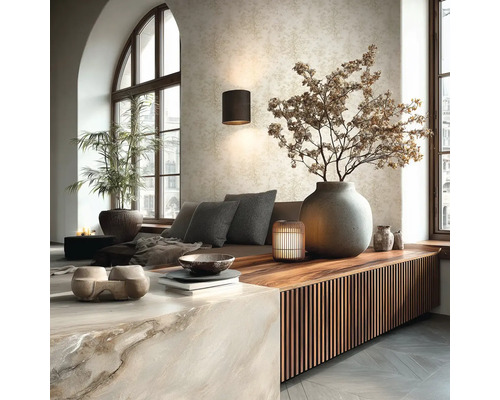 Wohnzimmer mit Sitzgelegenheit, Dekorationsgegenständen, Pflanze und Lampe