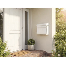 Eingangsbereich mit Haustür, Briefkasten und Fußmatte