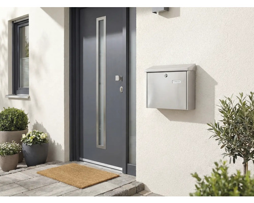 Haustür mit Briefkasten an einer Hauswand