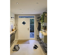 Heller Eingangsbereich mit weißer Haustür mit Rautenfenster, modularen Regalen, Schuhregalen und Deckenstrahlern.
