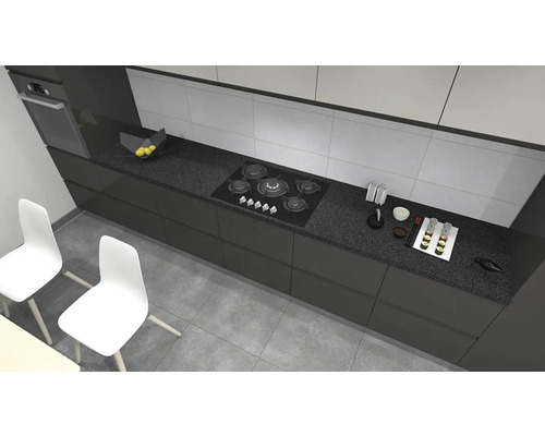 Küchenszene mit Küchenmöbeln, Kochfeld, Spüle und Geschirr