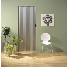 Innenraum mit Falttür, weißem Stuhl und Dekoration