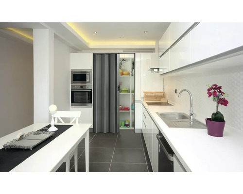 Helle Küche mit Esstisch und Küchenzeile mit Spüle und Armatur