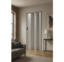 Zusammenfaltbare Tür in einem Wohnraum mit Sofa und Tischlampe.