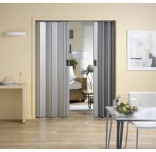 Raumansicht mit einer grauen Falttür als Raumteiler.