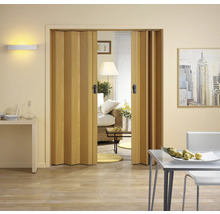 Holz-Falttür in einem hellen Wohnraum