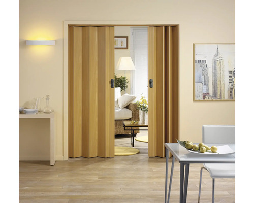 Holz-Falttür in einem hellen Wohnraum