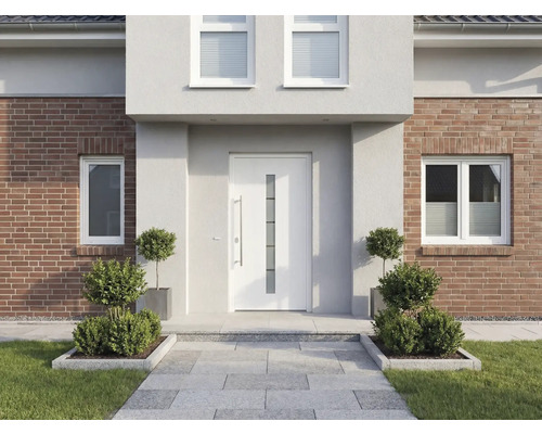 Eingangsbereich eines Hauses mit Haustür und gepflastertem Weg