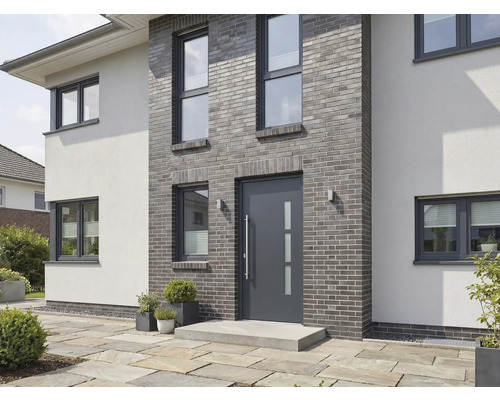 Modernes Haus mit grauem Backstein, Haustür und Fenstern