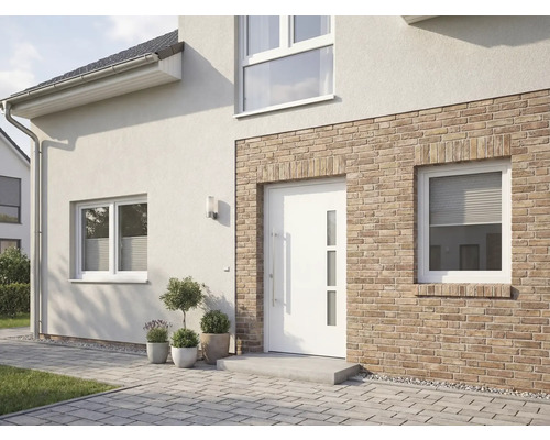 Ansicht eines Hauses mit weißer Haustür, Fenstern und Fassade mit Backsteinelementen