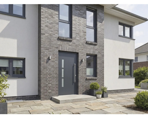 Fassade eines Hauses mit Eingangstür und Fenstern