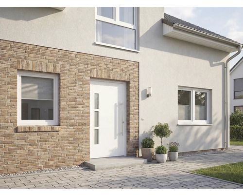 Außenansicht eines Hauses mit Eingangstür und Fenstern