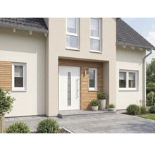 Außenansicht eines Hauses mit Eingangstür und Fenstern