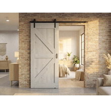 Schiebetür aus Holz mit Beschlägen vor einer Backsteinwand