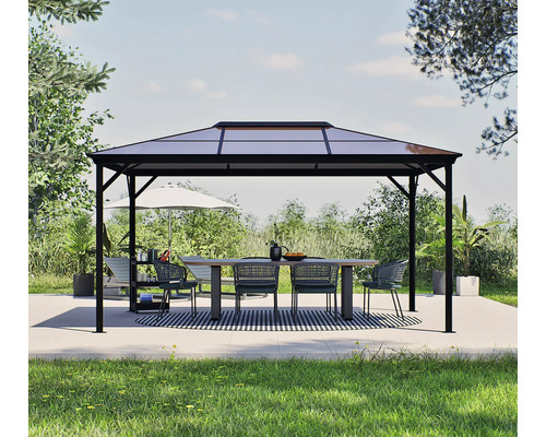 Pavillon mit Esstisch und Stühlen im Garten.