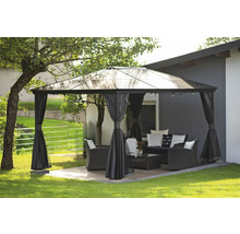 Gartenszene mit Pavillon, Sitzgruppe und Dekoration auf Rasenfläche.