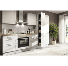 Helle Küche mit weißen Schränken, Dunstabzugshaube und Regalen.