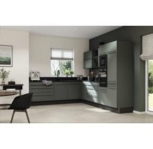 Moderne Küche mit grauen Schränken, schwarzer Arbeitsplatte und Edelstahlgriffen.