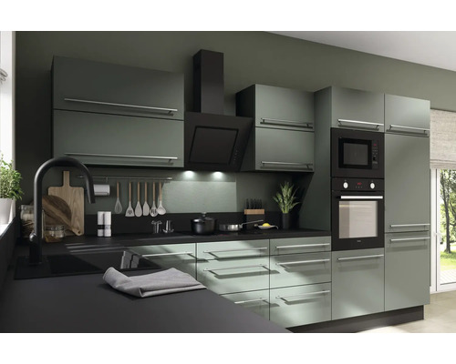 Moderne Küche mit Küchenschränken, Dunstabzugshaube, Mikrowelle und Backofen.