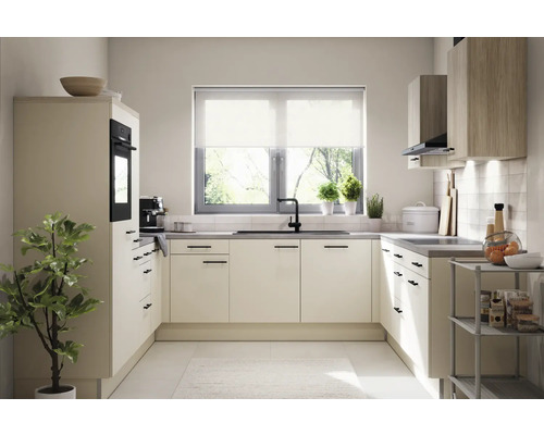 Helle Küche mit modernen Schränken, Arbeitsplatte, Spüle und Fenster