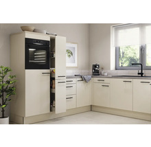 Helle Küche mit Einbaubackofen und Auszugschrank