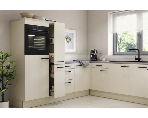 Helle Küche mit Einbaubackofen und Auszugschrank